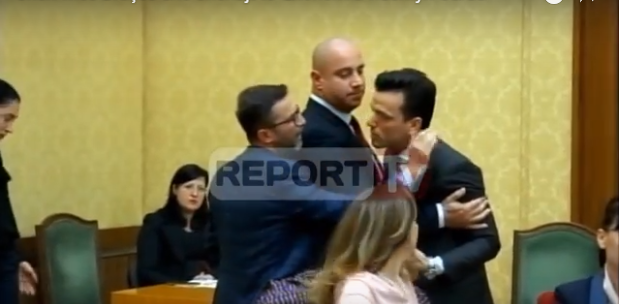 (VIDEO) Sherr në Komisionin e Ekonomisë/ Përplasje Braçe-Shehaj, ndërhyn garda
