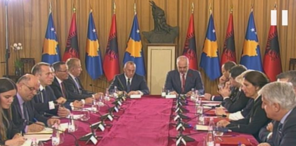 FOTO/ Mbledhja Shqipëri-Kosovë, kamarieri befason gruan e kryeministrit me mbishkrimin që i la
