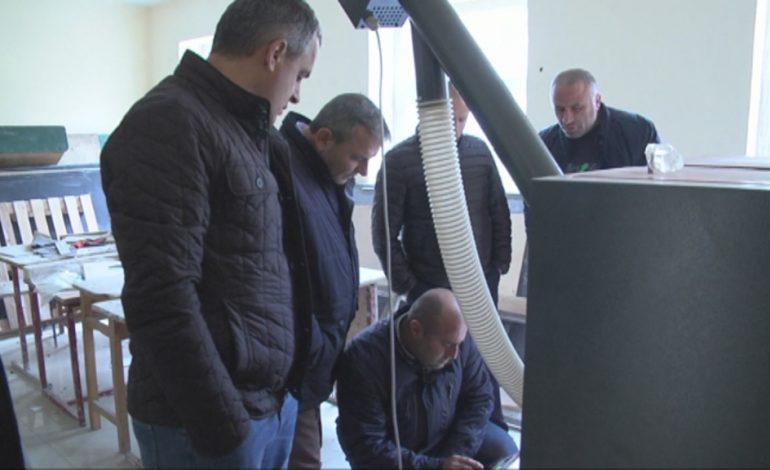 Pas helmimit të 60 nxënësve, vihet në punë kaldaja në shkollën e Bulqizës. Ja kur nis mësimi