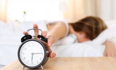 10 këshilla efektive për tu ngritur herët në mëngjes