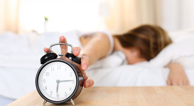 10 këshilla efektive për tu ngritur herët në mëngjes