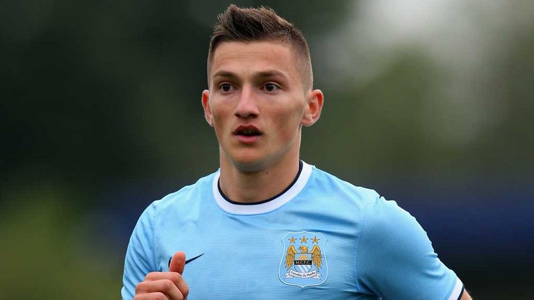 U tërhoq nga futbolli për shkak të problemeve në zemër, ja dhurata unike që i bën City shqiptarit