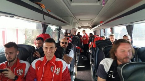 Këngë sllave në autobusin e Skënderbeut, mediat serbe habiten me skuadrën shqiptare