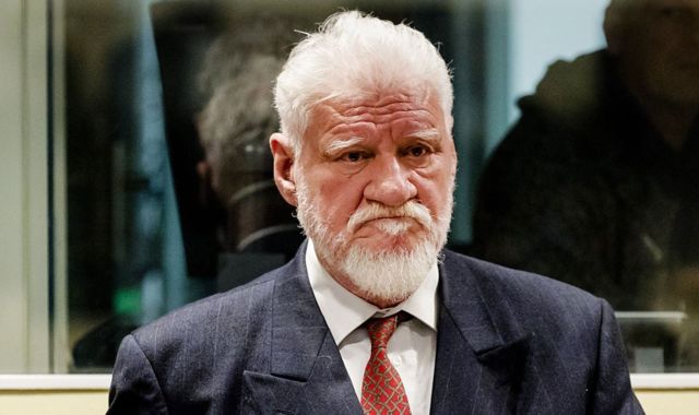 (VIDEO) Piu helm në sallën e gjyqit, vdes krimineli i luftës Praljak