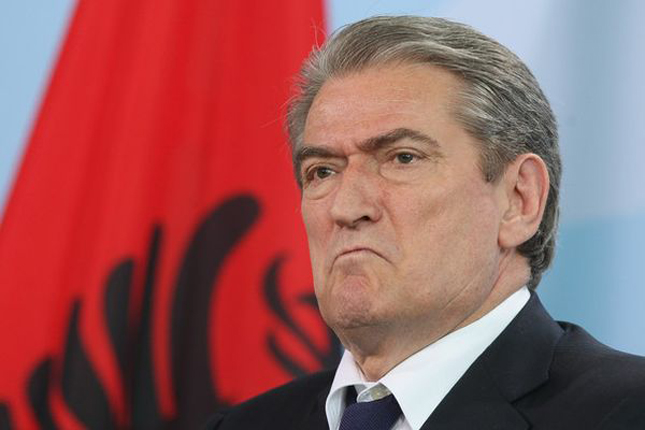FOTO/ Berisha tallet me shqiptarët, denoncon “qeverinë e drogës” me avionë të rrëzuar në… Britani