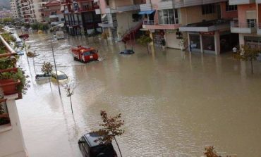 ALARMI I KUQ/ Moti i keq, fillon evakuimi i banorëve në Vlorë!