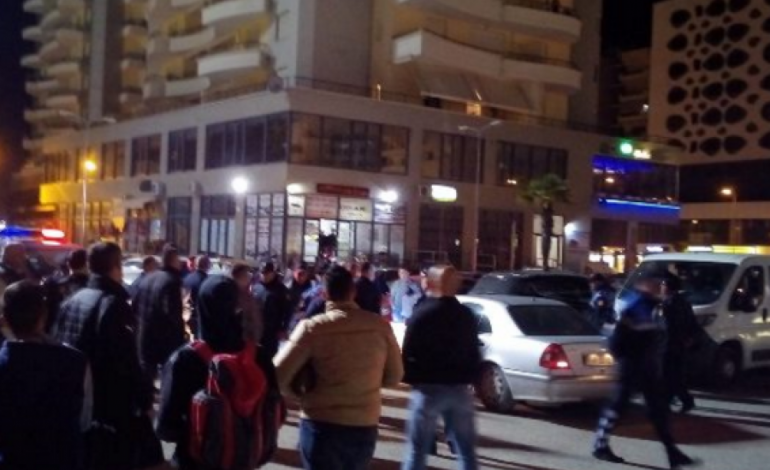 Tension në Vlorë, tifozët tentojnë të godasin gjyqtarët