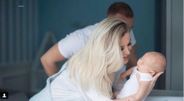 FOTO/ Shikoni sa i lumtur duket djali i Tunës në krahët e të atit