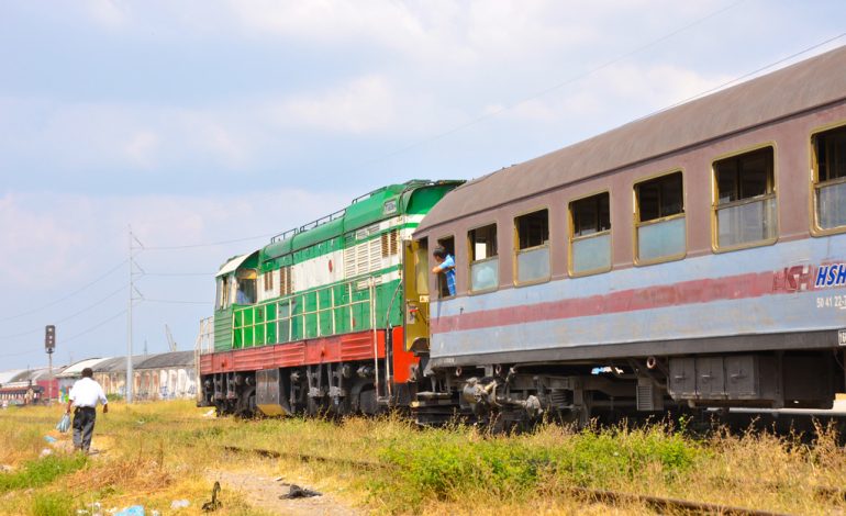 FOTO/ Del nga shinat treni i mallrave i linjës Vorë-Shkodër, pezullohet lëvizja e udhëtarëve