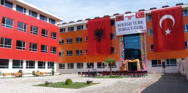 Presioni i Erdogan? Shitet për 10 milionë euro, kolegji “Turgut Ozal” në Tiranë: Ja kush janë pronarët e rinj