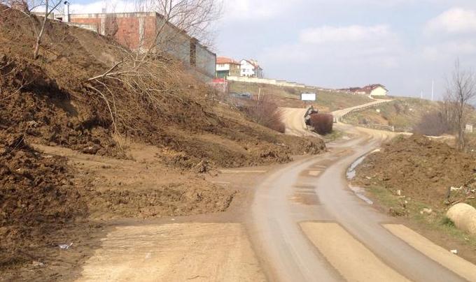 Lezha me rrugë të shkatërruara, bashkia nuk merr masa