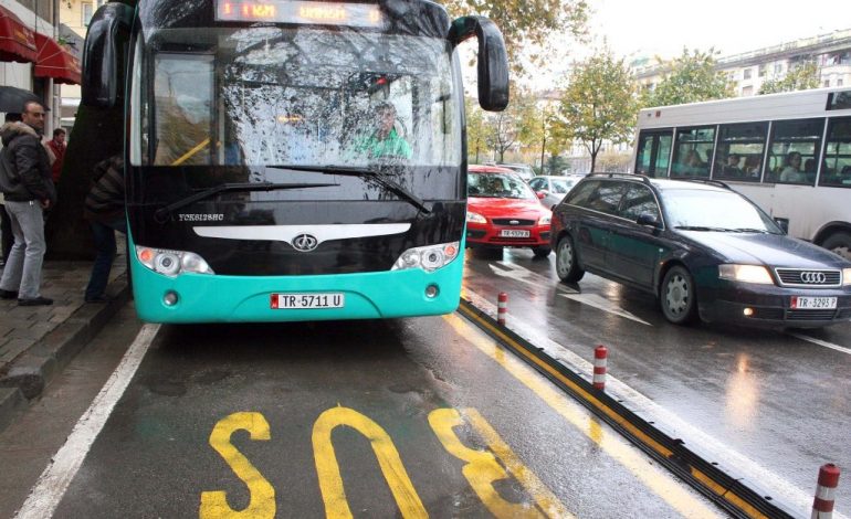 Vonesa e aboneve për muajin dhjetor, qytetarët e revoltuar në Kamzë bllokojnë urbanin