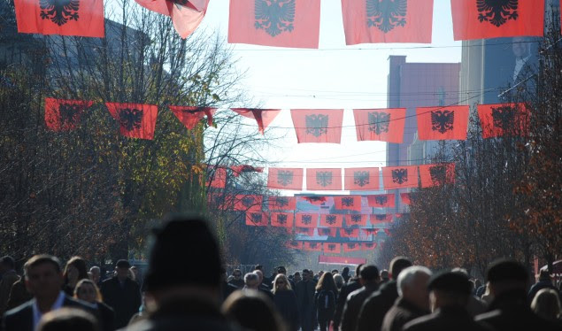Sheshi i Prishtinës stoliset me flamuj kombëtar shqiptar (Foto)