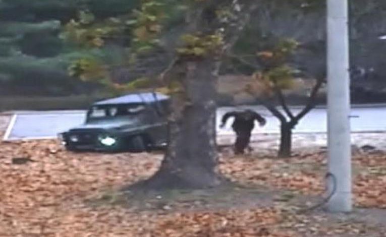 VIDEO që po bën xhiron e botës: Ushtari koreano-verior arratiset, nën breshërinë e plumbave. Por…