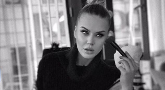 Mendoni se velina e Ermalit është e bukur? Nuk keni parë motrën e saj! (FOTO)