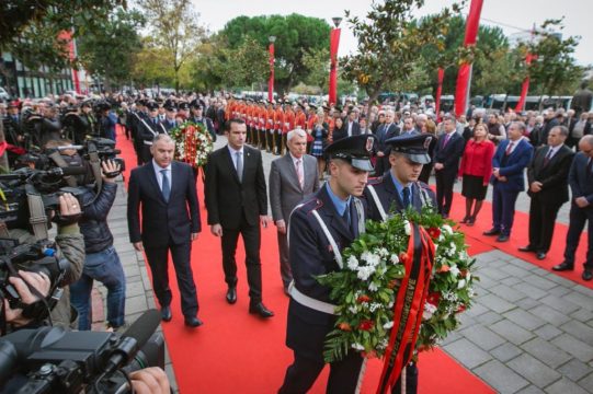 Tirana feston 73-vjetorin e çlirimit, Veliaj: Kemi nevojë për heronj
