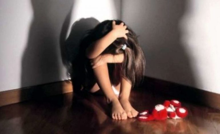 Tronditëse: Bënte seks me nxënësen 14-vjeçare, deklarata e mësuesit do t’ju shokojë