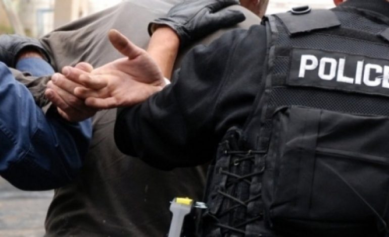 Emri/ Grabiti me maskë supermarketin, policia i gjen në banesë…