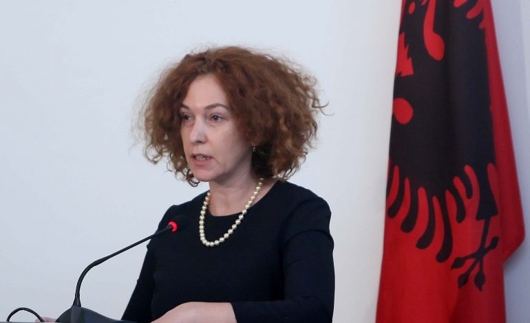 MEDIAT NË SHQIPËRI/ Vlahutin: Gazetarë me 300 euro në muaj edhe pushohen nga një telefonatë