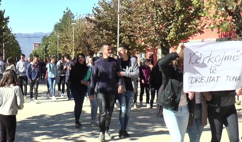 Dibër/ Gjimanzistët vazhdojnë protestën për të rimarrrë ish-godinën e tyre