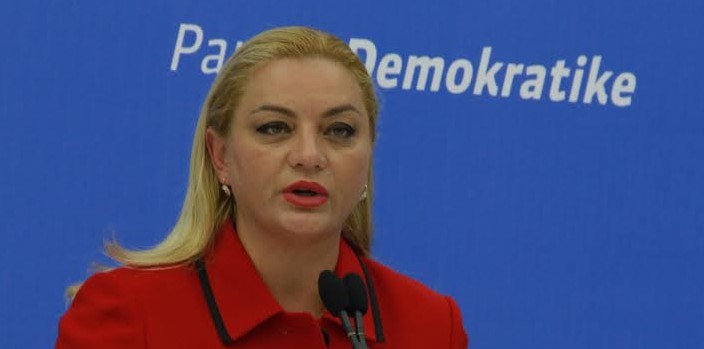 Parlament/ Gramoz Ruçi i mbyll mikrofonin deputetes Vokshi