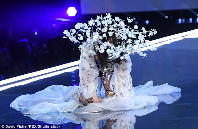 Modelja e “Victoria’s Secret” rrëzohet në pasarelë, por vazhdon sfilatën (Foto+Video