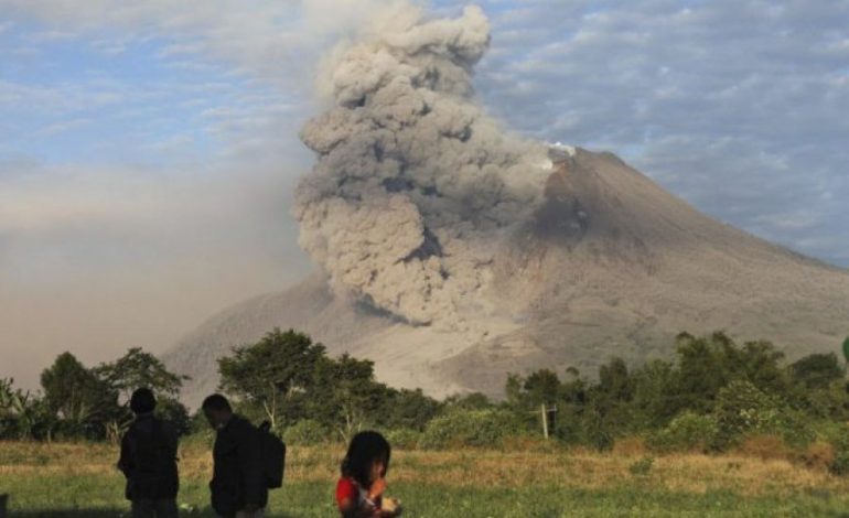 FOTO/ Arrin në nivelin më të lartë të rrezikshmërise alarmi për shpërthimin e vullkanit Bali