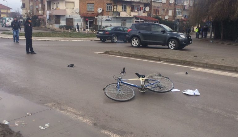 VIDEO/ Aksident i rëndë në Tiranë, makina përplas qytetarin me biçikletë