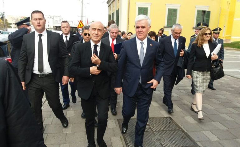 Përfundon takimi i ministrit te Brendshëm Xhafaj me homologun italian Marco Minnitin.