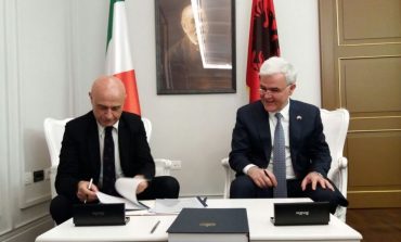 SPEKULLIMI/ A solli ministri i Brendshëm italian një dosje me emra VIP!