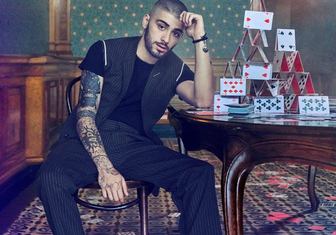 (FOTO) Zayn Malik si kurrë më parë, një fermer që ushqen lopët