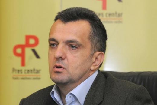 Opozita në Tiranë përkrah gazetarin malazez që tha “Kosova, veshka e Serbisë”