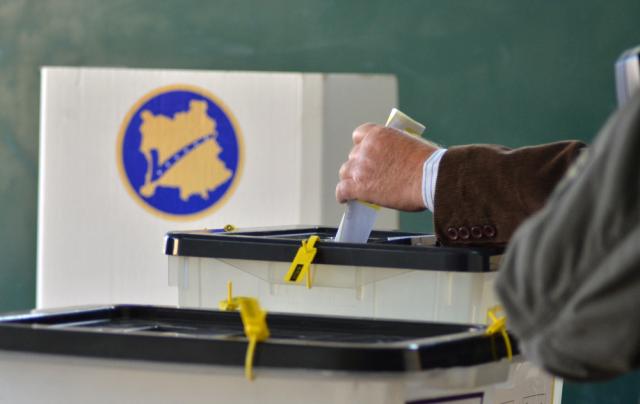 ANALIZA/ Zgjedhjet në Kosovë, fjalor më i ashpër politik në garën për balotazh