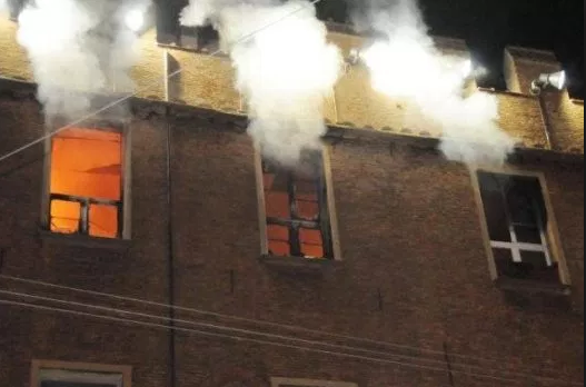 FOTO/ Përfshihet nga flakët kati i dytë i Gjykatës së Shkallës së Parë në Shkodër