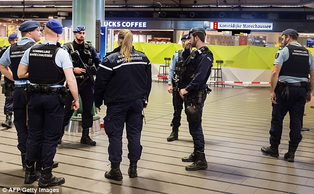 VIDEO/ Pamje të frikshme në aeroport, policia qëllon të dyshuarin pasi ai…