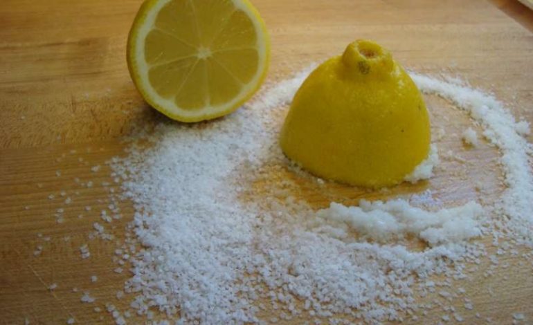 Vuani nga sëmundja e migrenës? Kjo është receta e fshehtë me kripë dhe me limon