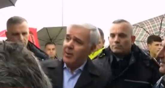 Çfarë nuk u pa live në TV/ Ministri Xhafaj qetëson banorët, tregon masat që janë marrë për t’i shpëtuar situatës
