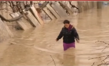 Përmbytjet në Vlorë/ Dështon evakuuimi me helikopter, dy familje të rrezikuara në urën Mifolit