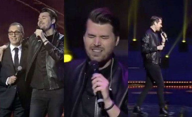 FESTIVALI I KËNGËS/ Momenti kur publiku këndon në kor me Alban Skënderajn (VIDEO)