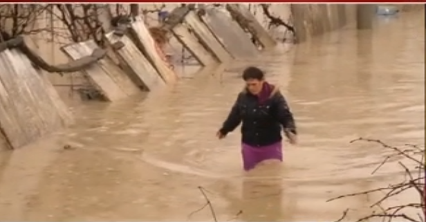 Përmbytjet në Vlorë/ Dështon evakuuimi me helikopter, dy familje të rrezikuara në urën Mifolit