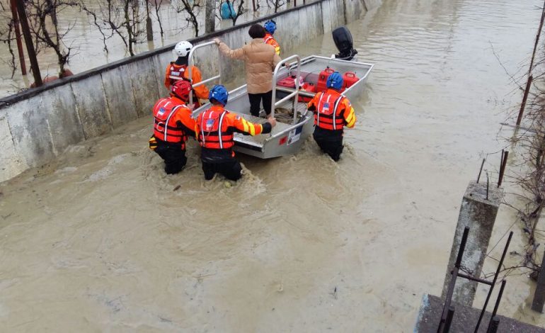 FOTO+VIDEO/ Nis evakuimi i banorëve në urën e Gjolës, ja si u shpëtua 9-vjeçarja e paralizuar