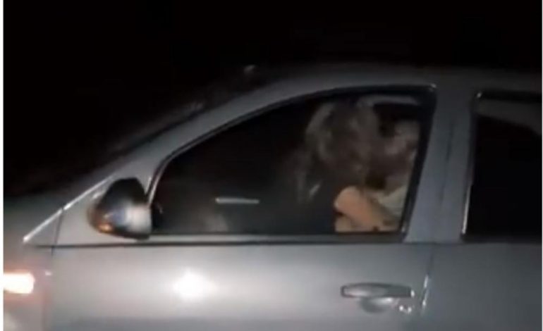 Çift me të çmendur nuk keni parë, seks duke i dhënë makinës (Video +18)