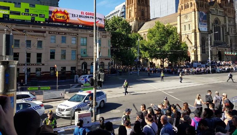 Sulmi i qëllimshëm në Melbourne/ Makina goditi turmën, 2 të arrestuar (FOTO)