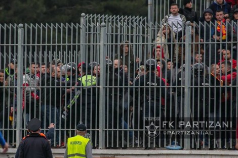 FOTO/ Policia masakron dhëndrin e Starovës para ndeshjes, ai HAKMERRET duke…
