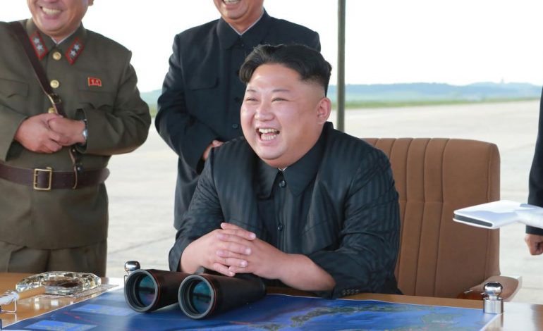 VIDEO/ “Kim Jong-un” shkon të pengojë lojën e hokejti në Korenë e Jugut. Sigurimi e nxjerr me forcë jashtë
