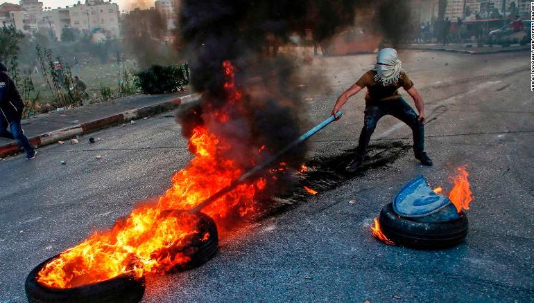 Katër të vdekur dhe qindra të palgosur gjatë javës së dytë të protestave për Jeruzalemin (FOTO)