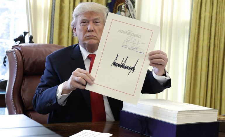 Uashington/ Presidenti Trump sapo nënshkroi ligjin për shkurtimin e taksave prej 1.5 trilion dollarësh