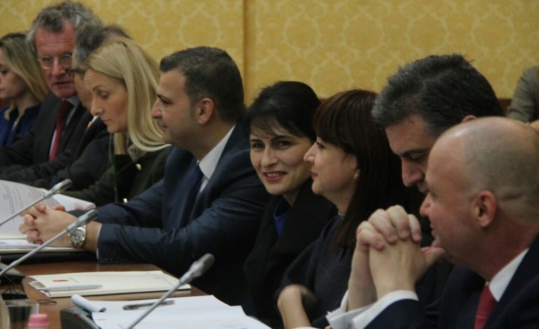 FOTO/ Dalja e parë publike, kryeprokurorja e përkohshme shkon tek Kryesia e Kuvendit