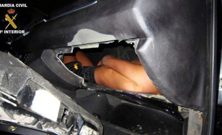 E pabesueshme, 12 vjeçari fshihet në kroskotin e makinës për të hyrë ilegalisht në Spanjë (FOTO)