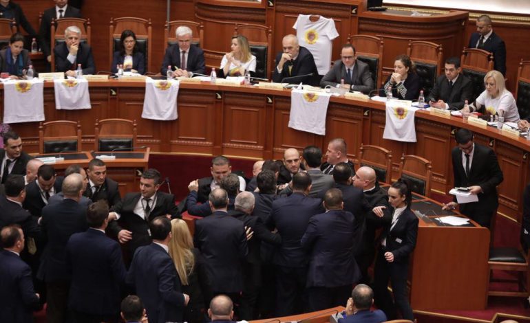 VIDEO/ Liderët botërorë që janë goditur me këpucë, nga George Bush te Edi Rama